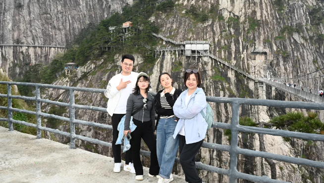 1_image-3 j9游戏风管销售中心员工在安徽明堂山景区照片