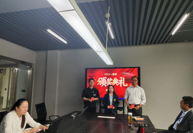 image-11 j9游戏风管销售中心员工一季度颁奖