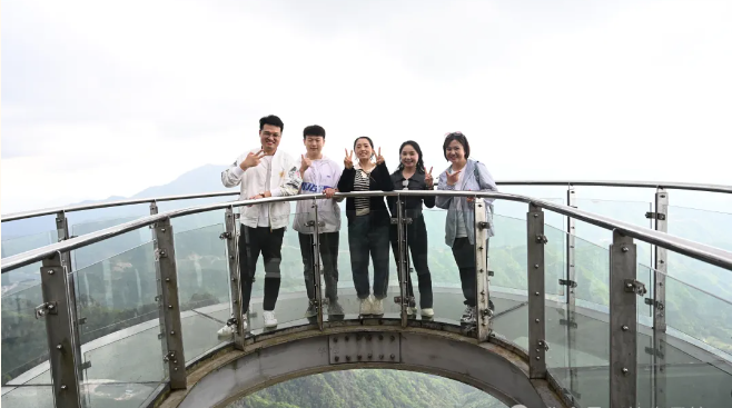image-5 j9游戏风管销售中心员工在安徽明堂山景区照片