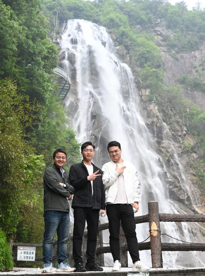 image-6 j9游戏风管销售中心员工在安徽明堂山景区照片