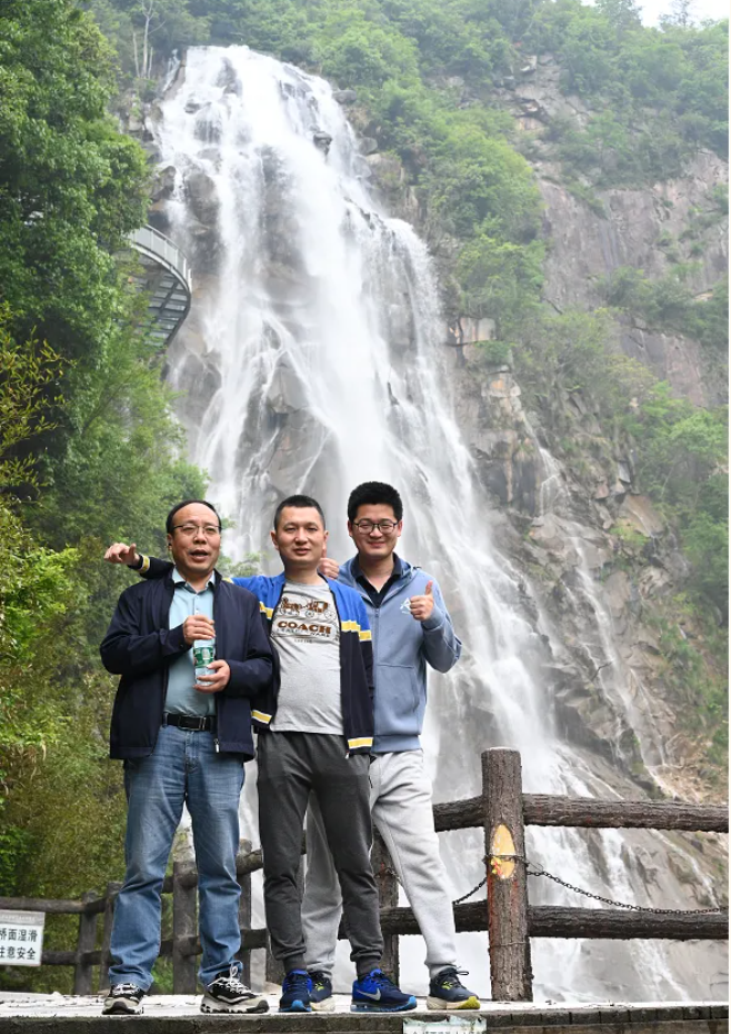 image-7 j9游戏风管销售中心员工在安徽明堂山景区照片